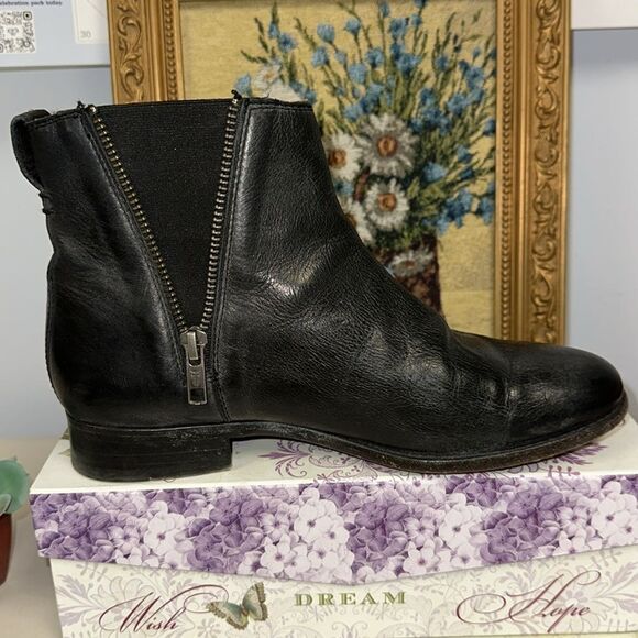 FRYE 7B Carly Black Zip Details Pull on Chelsea Ankle Boots - Picture 4 of 11